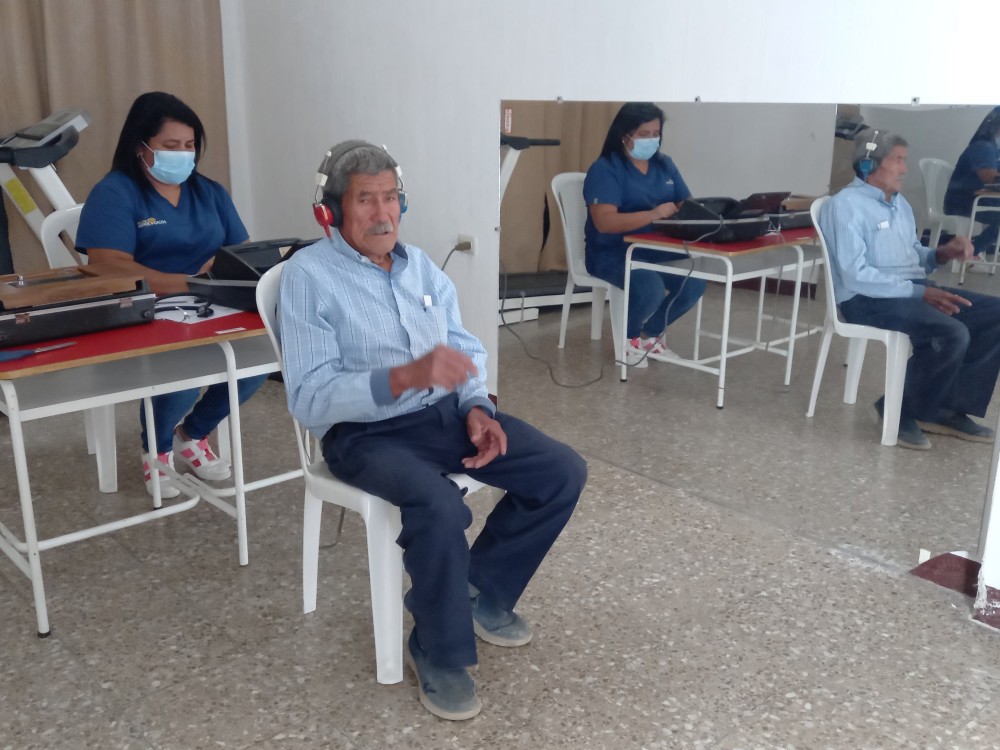 Acercan exámenes auditivos a personas de escasos recursos 