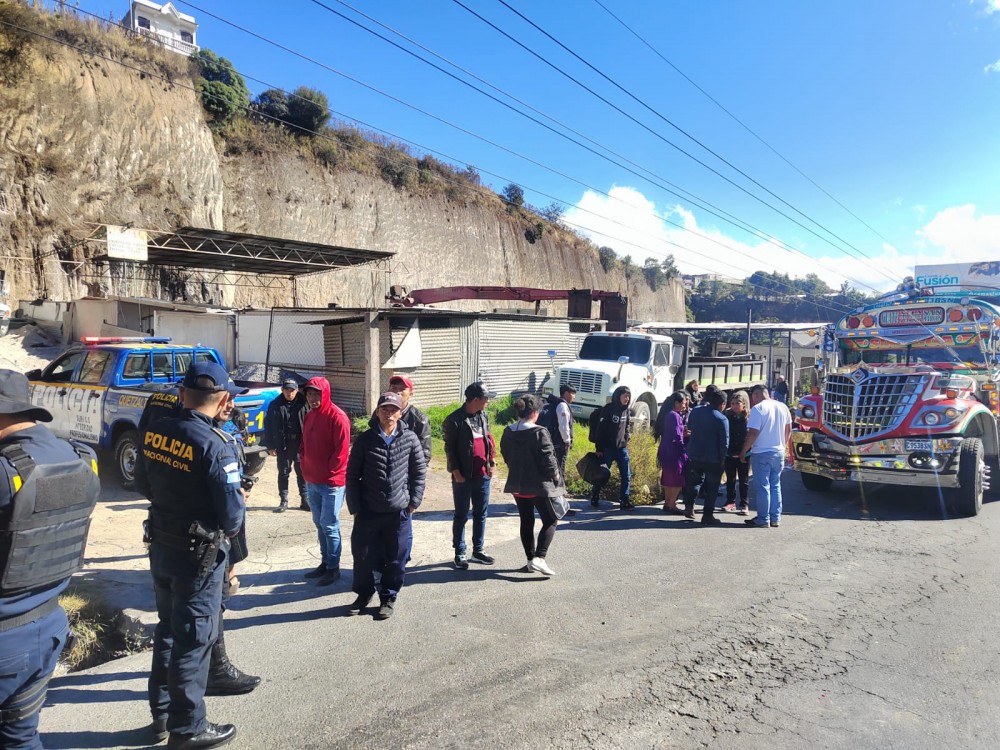 Agentes de la PNC provocan hecho de tránsito en ingreso a Xela 