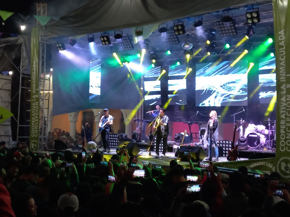 Alux Nahual deleita en concierto inaugural de feria