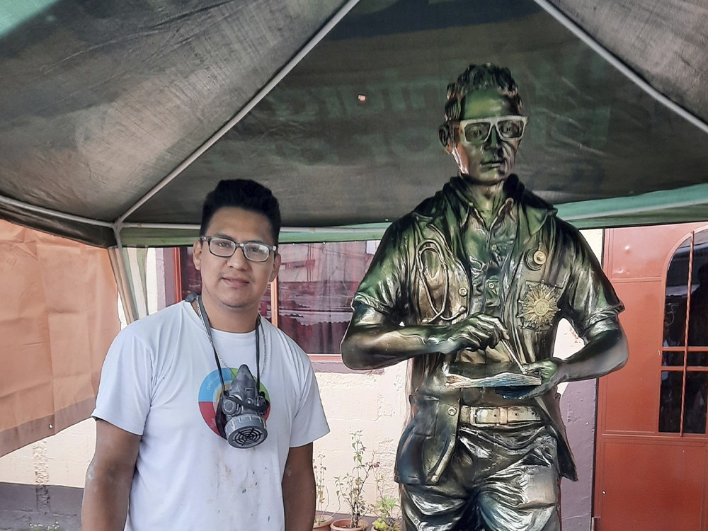 Artista quetzalteco crea escultura para parque Bicentenario de Zacapa 