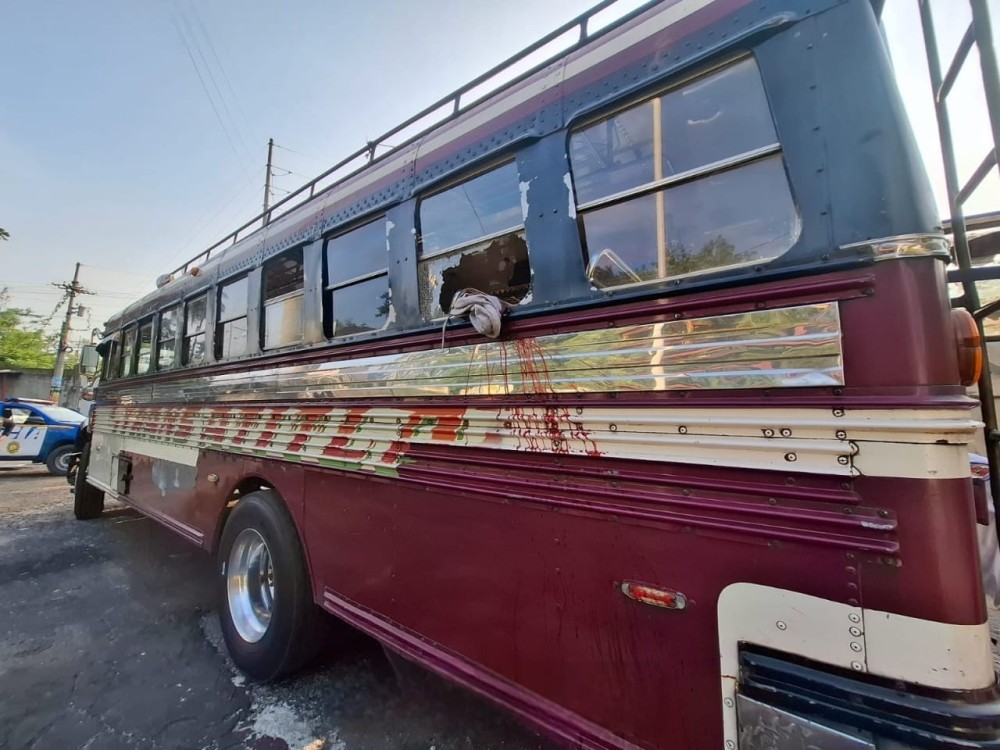 Asalto a bus colectivo deja a un hombre gravemente herido