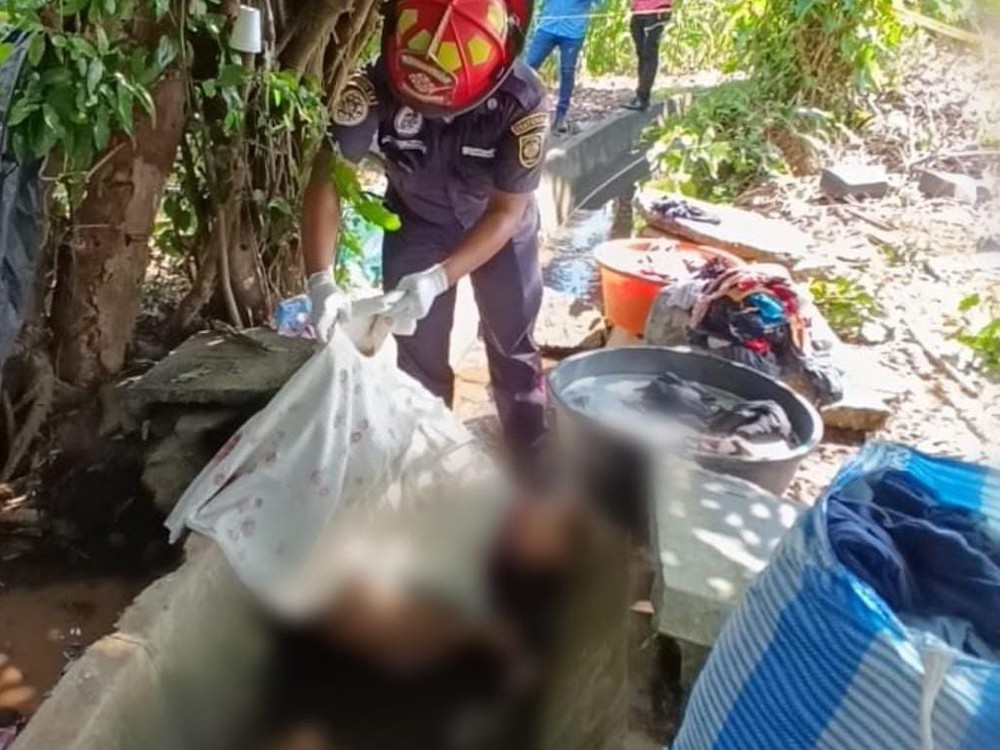 Asesinan a balazos a una mujer mientras lavaba ropa