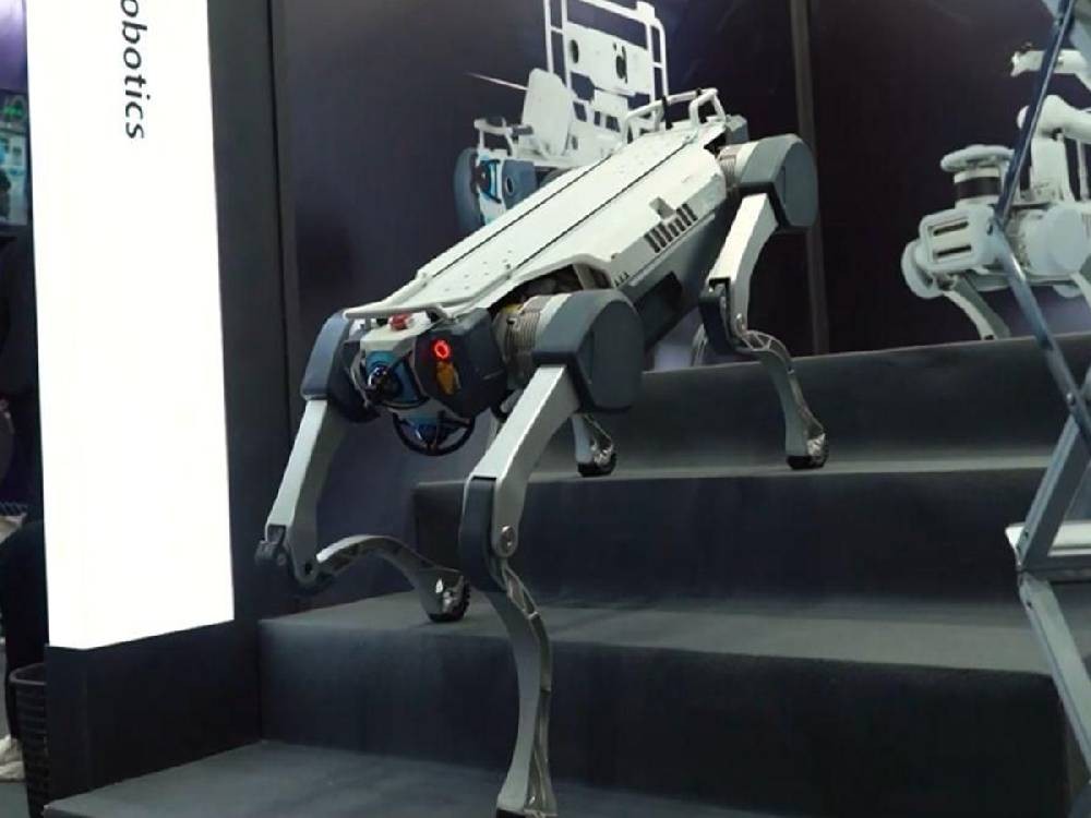 Así es el perro robot de Deep Robotics que opera en temperaturas extremas