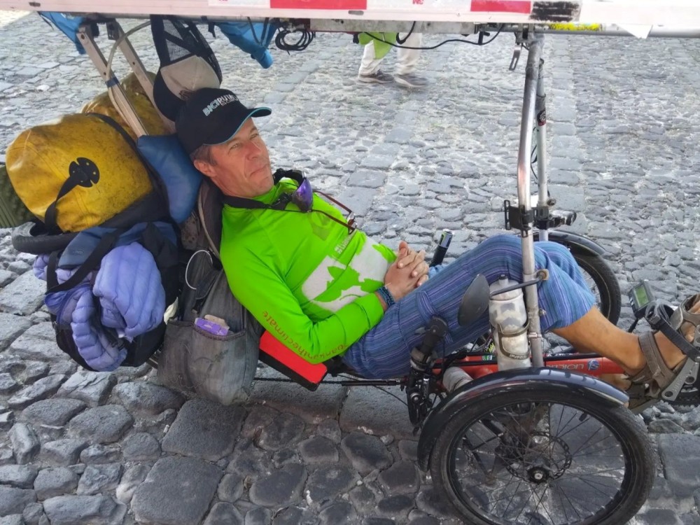 AUDIO: Ciclista francés visita Xela para promover el cuidado del medioambiente