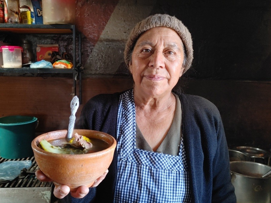 Aumenta venta del tradicional caldo de San Pedro Sacatepéquez 