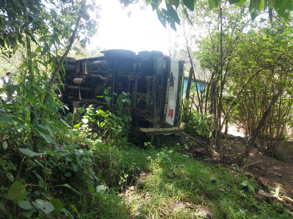 Camión vuelca en el Caserío El Paraíso de Esquipulas Palo Gordo