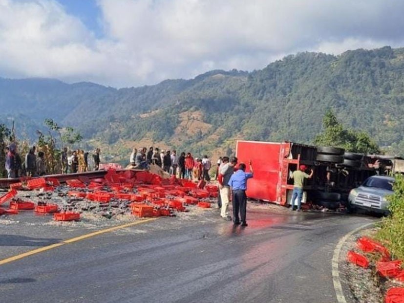 Camión vuelca y deja personas heridas y daños materiales