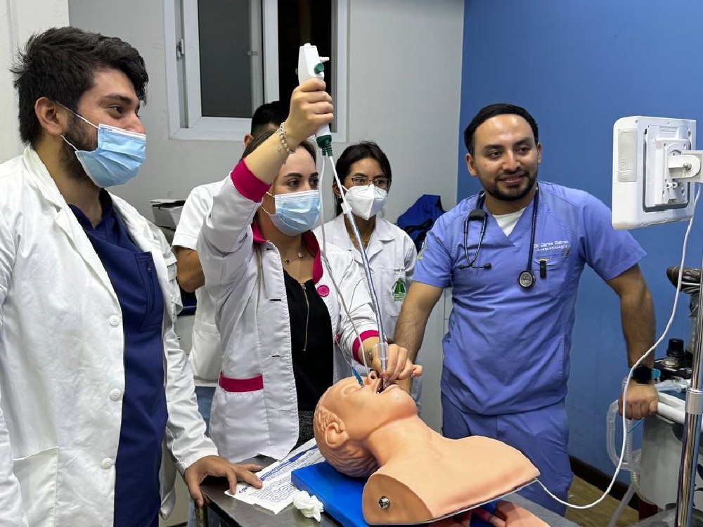 Capacitan a personal médico para el correcta uso del fibroscopio 
