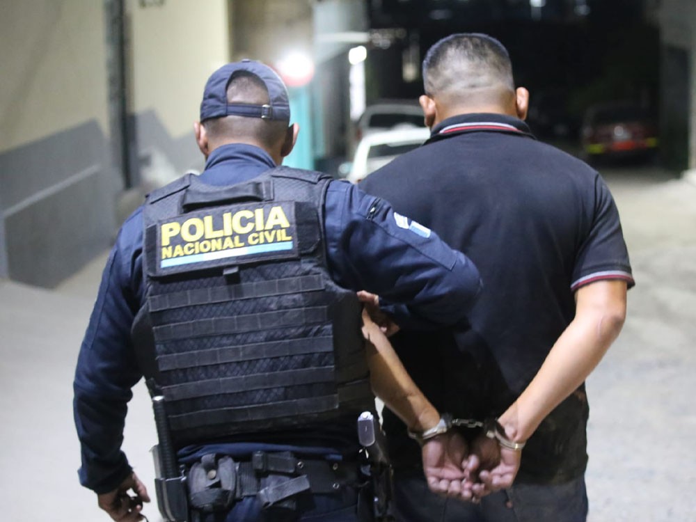 Capturan a hombre por agredir con una botella a una mujer