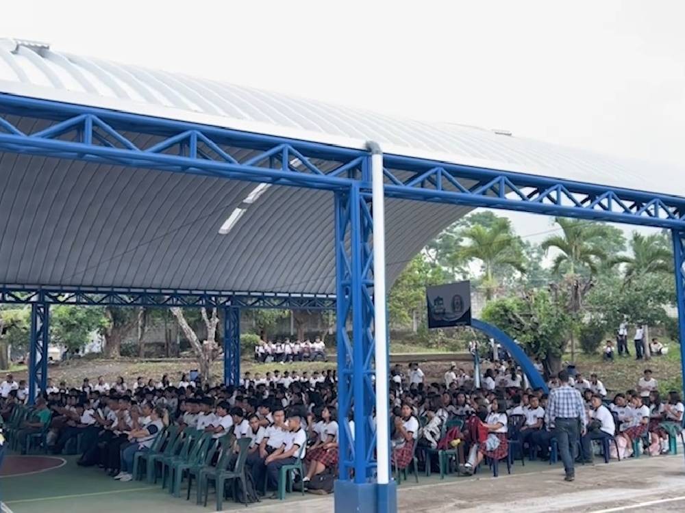 Centro educativo de San Pablo Jocopilas es beneficiado con la construcción del techado de su cancha deportiva