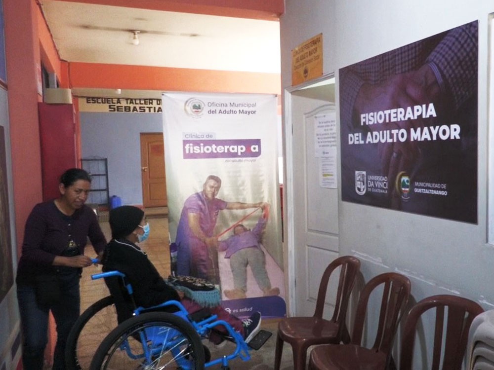 Clínica del Adulto Mayor ofrece atención gratuita para mejorar la salud física y emocional