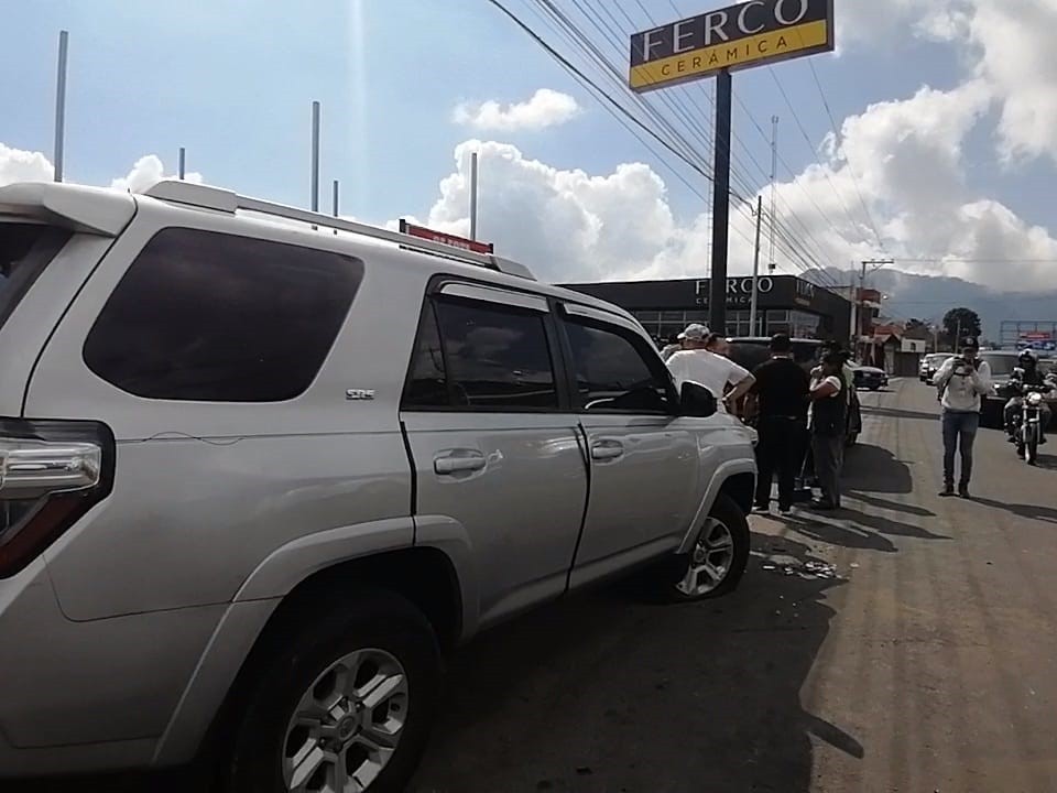 Colisión de automotores deja vehículo volcado y personas heridas