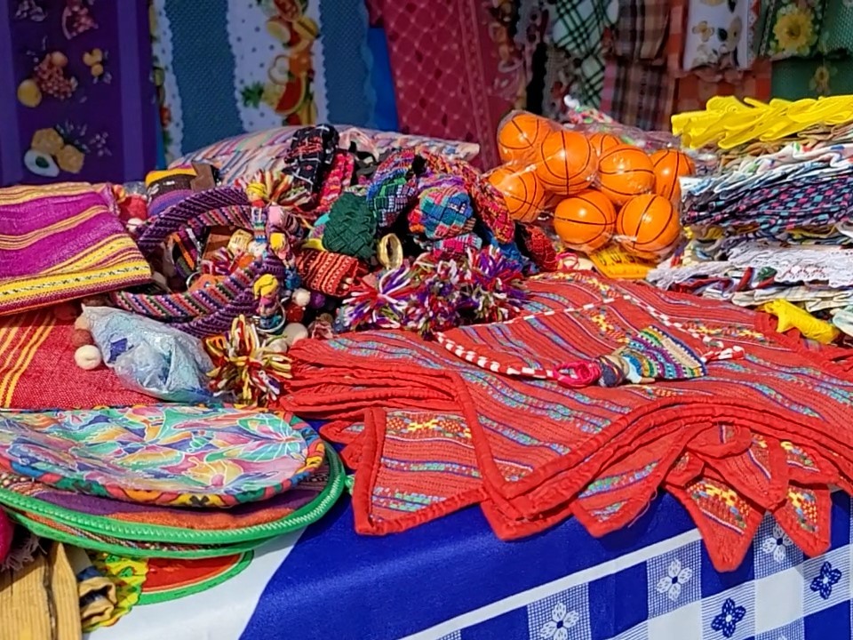 Comerciantes exponen textiles típicos del occidente del país