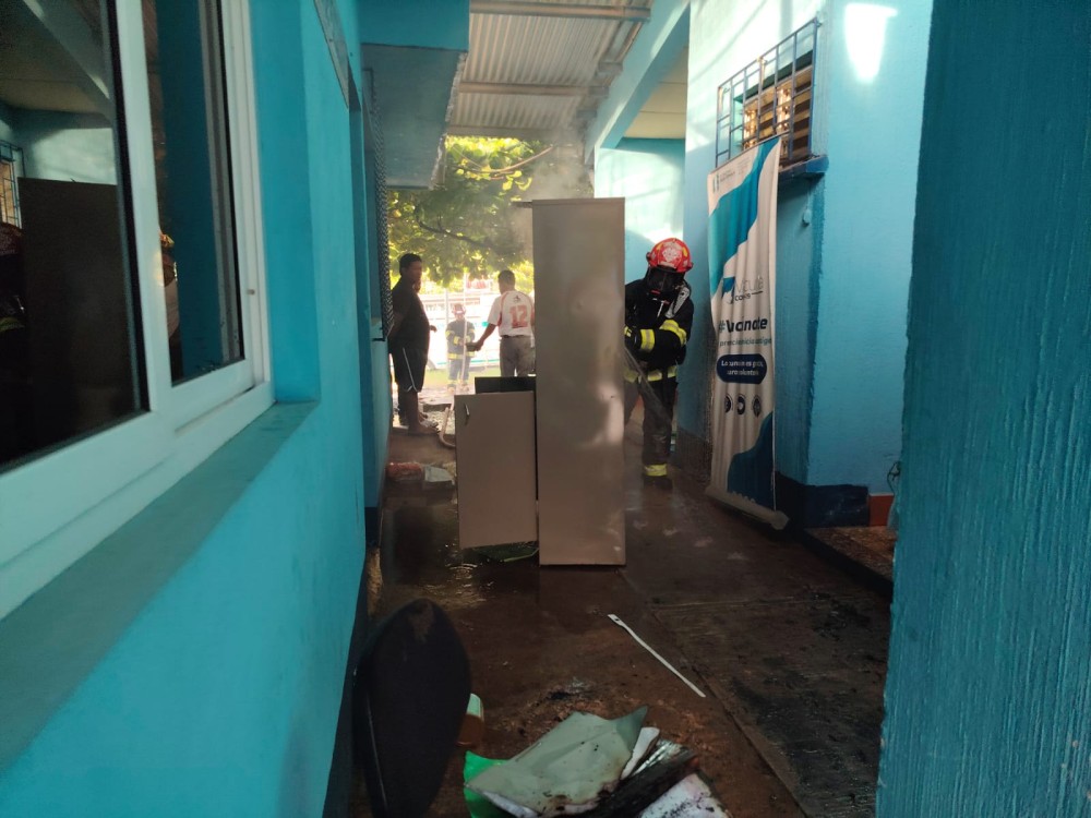Conato de incendio en Centro de Salud pone en riesgo a personal y usuarios 