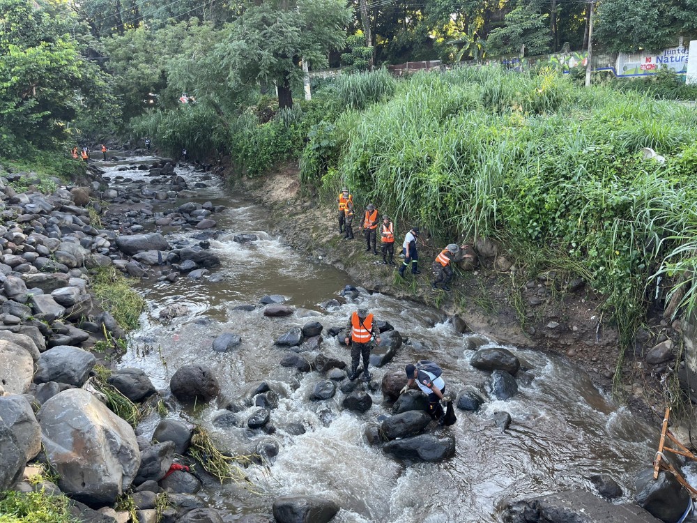 Continúa la búsqueda de joven arrastrada por la corriente en Escuintla