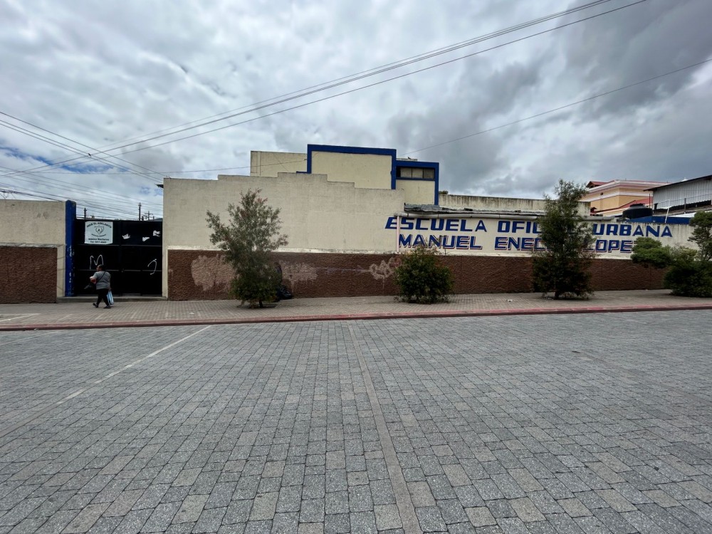 Desconocidos realizan pintas en afuera de escuela en Quetzaltenango