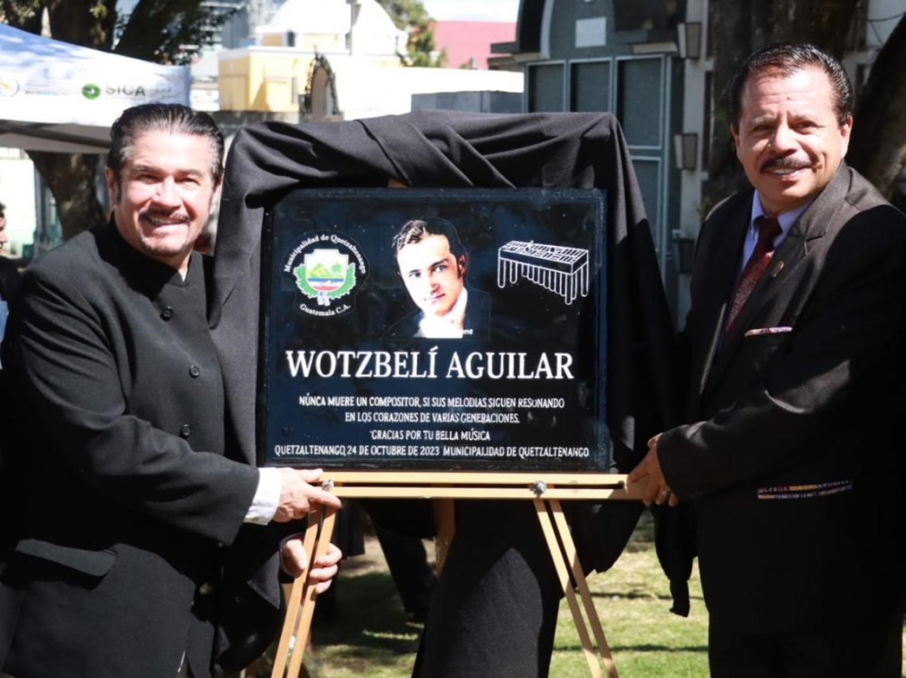 Develan plaqueta en homenaje al compositor Wotzbelí Aguilar 