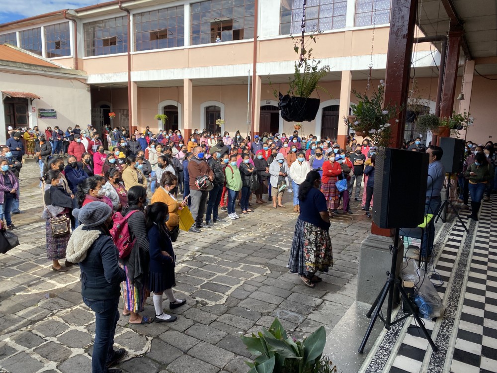 Desacuerdos por construcción de techo del patio de Escuela Soledad España 