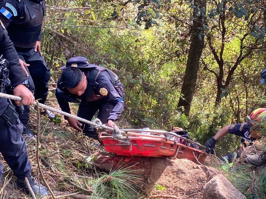 Dos fallecidos tras la caída de un bus a un barranco en la Ruta Interamericana