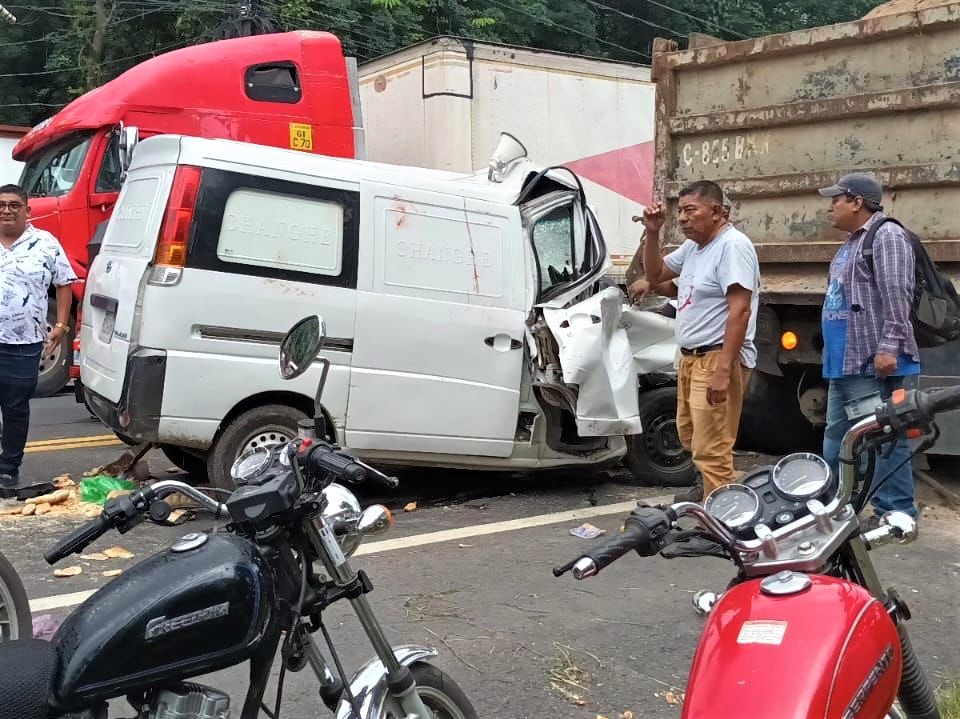 Dos heridos al impactar contra un camión en Suchitepéquez