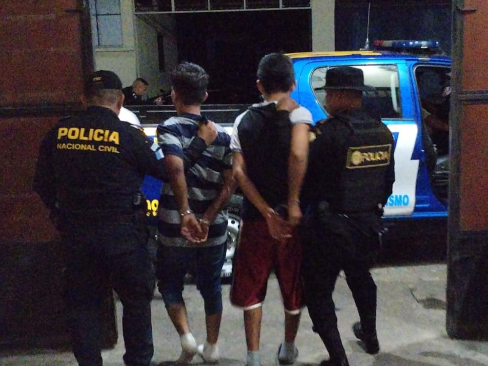 Dos presuntos sicarios de una estructura criminal capturados con pistola ilegal y droga