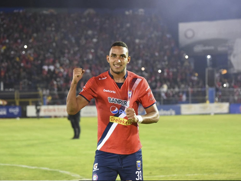 El panameño, Manuel Morán encabeza el listado de bajas oficiales de Xelajú MC 
