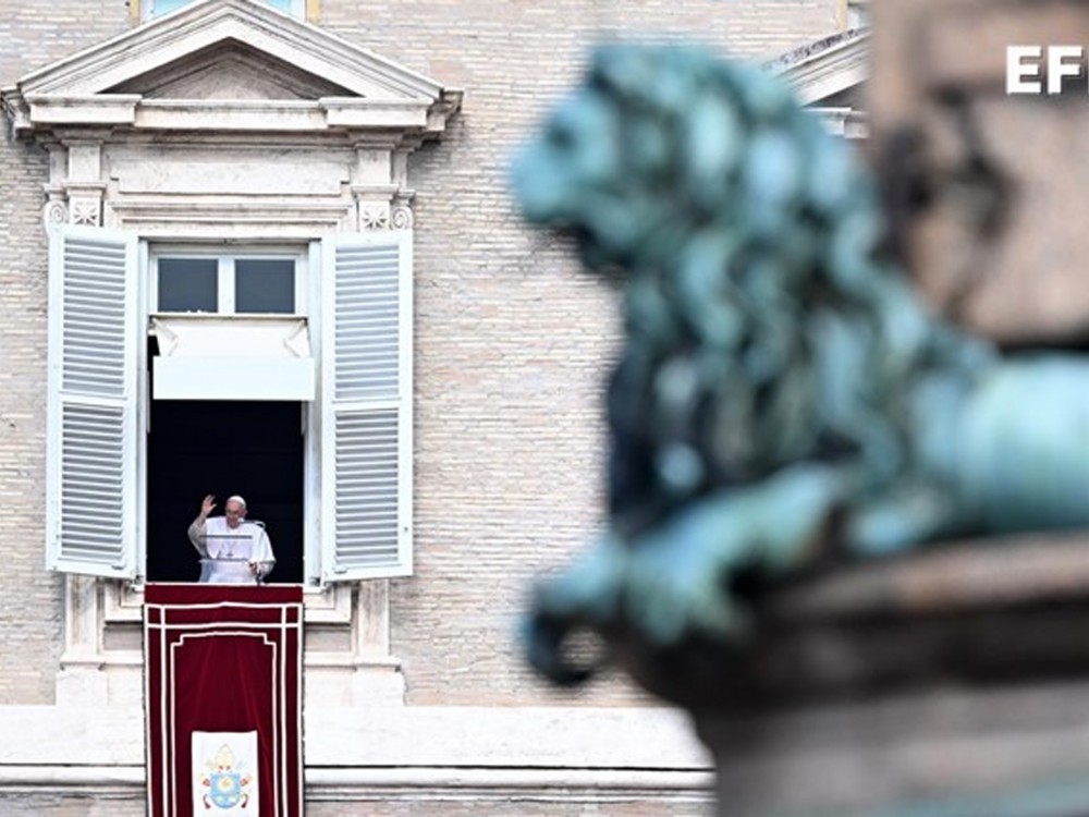 El papa vuelve a asomarse a la ventana del Vaticano tras su bronquitis y pide la paz