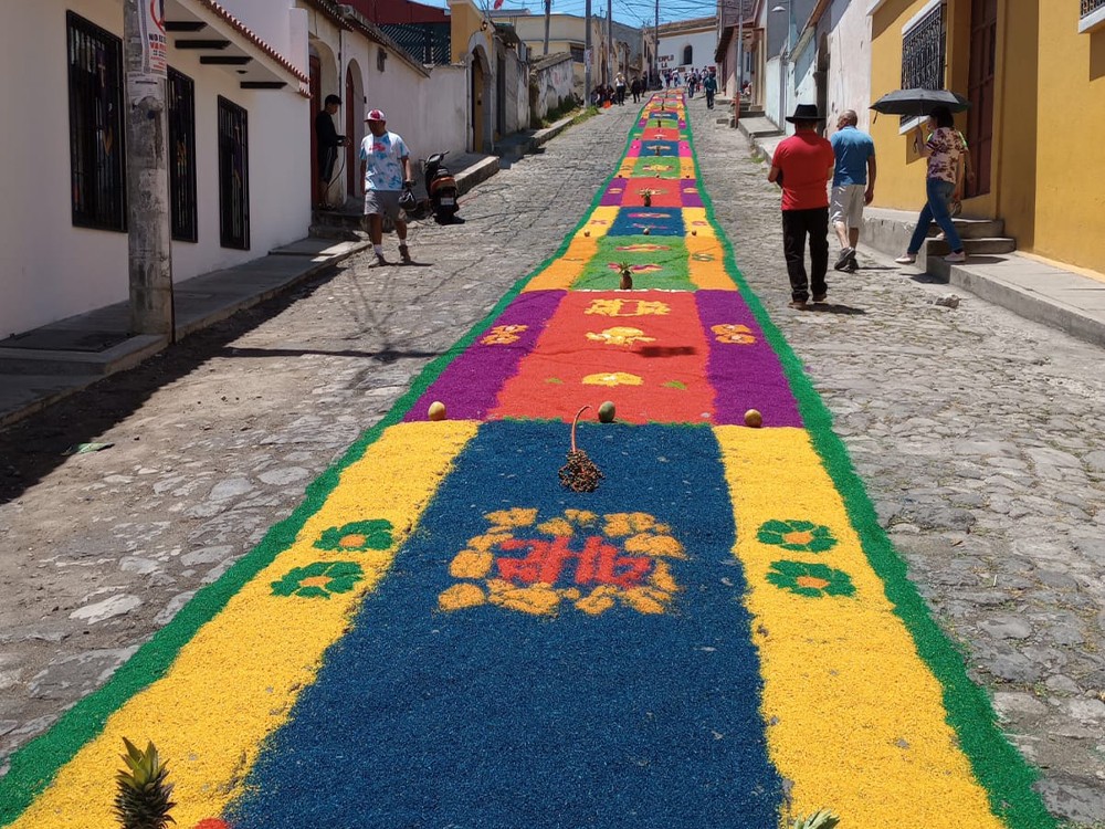 Elaboran en Xela la alfombra inclinada más grande de Guatemala