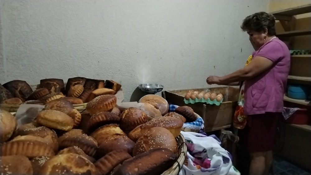 Elaboran pan con receta que heredaron hace varias décadas