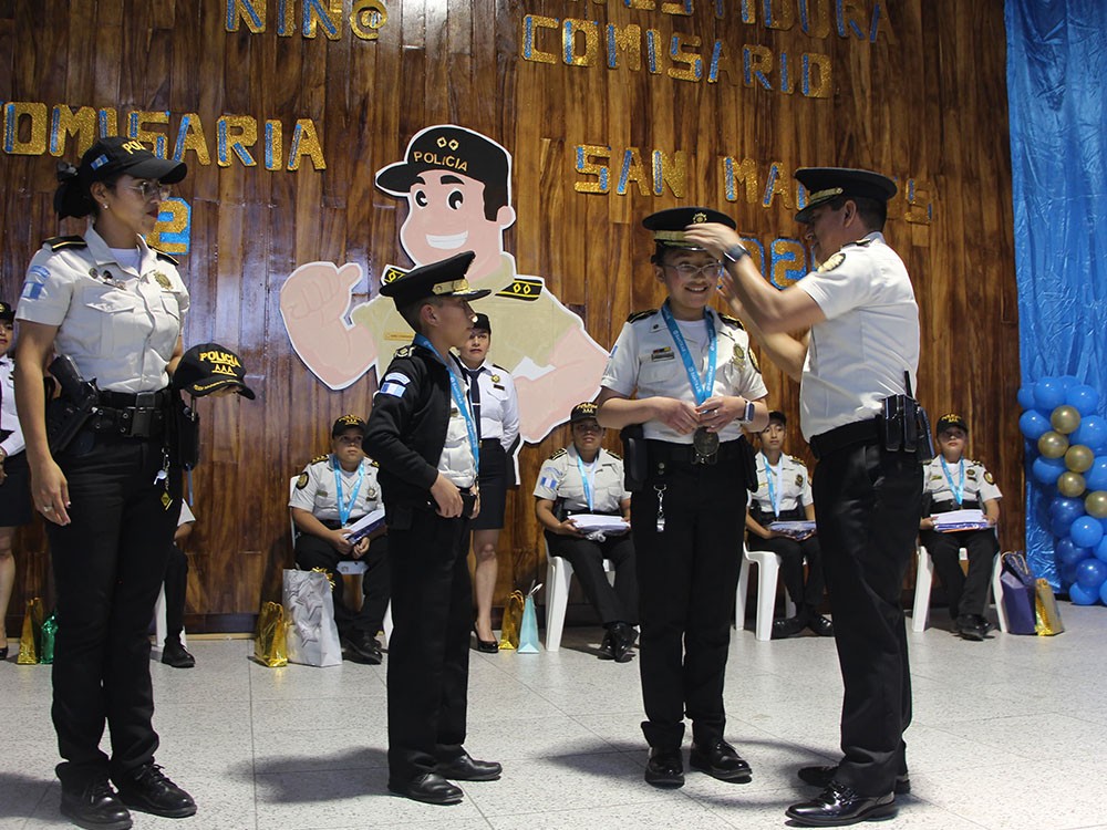 Eligen a niña como Comisario de la Policía Nacional Civil en San Marcos