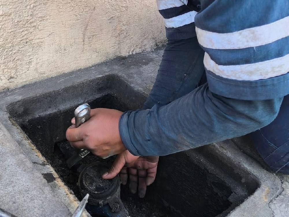 EMAX inicia con suspensión del servicio de agua potable a usuarios morosos 