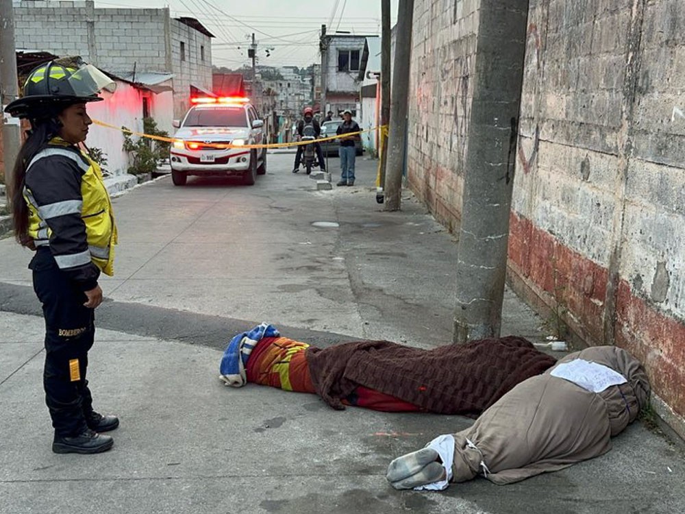 Encuentran dos cuerpos con señales de tortura envueltos en sábanas en Mixco