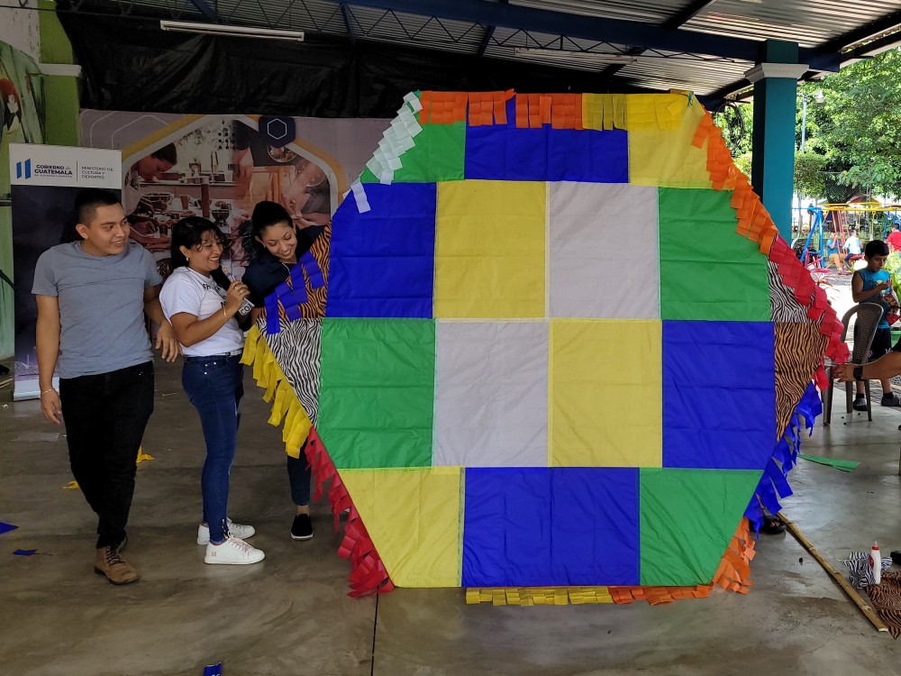 Entregan barrilete gigante a Bomberos de Coatepeque por su loable labor