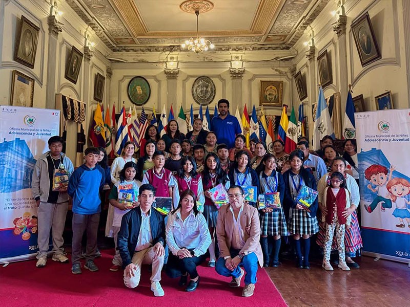 Entregan kits educativos a adolescentes en situación de retorno o riesgo migratorio