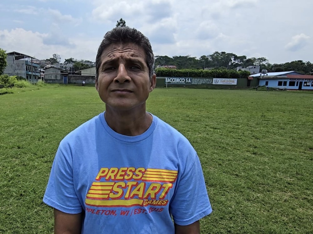 Entrena a decenas de niños sin cobrarles nada y les ayuda a cumplir sus sueños