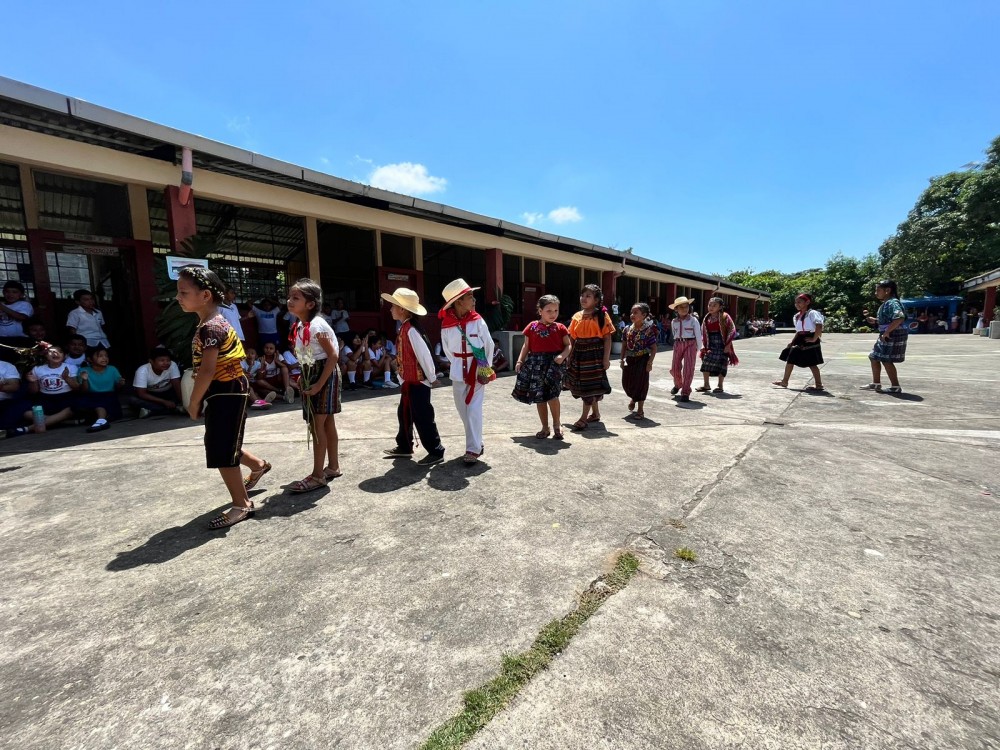 Escuela Justo Rufino Barrios celebra su aniversario