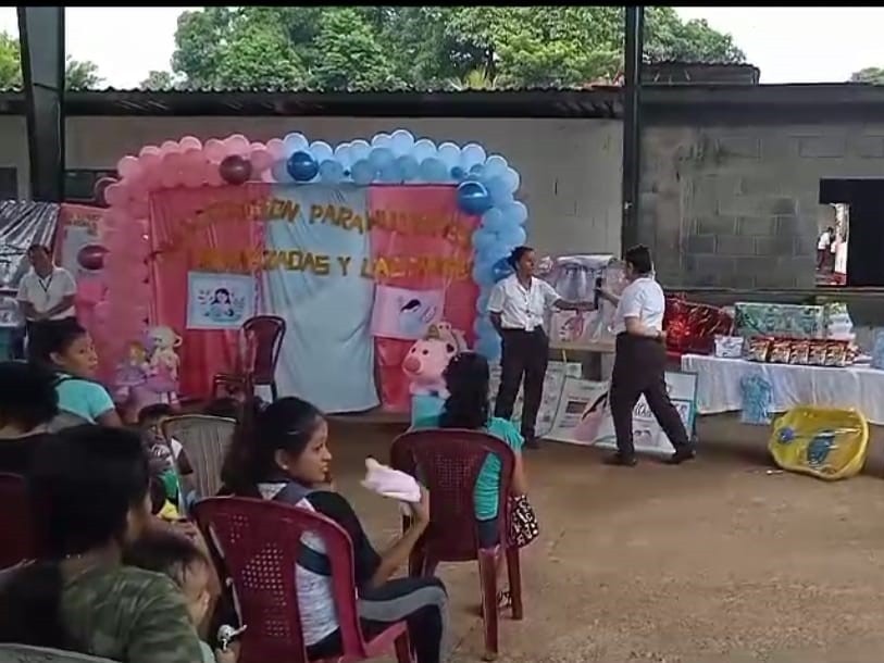 Estudiantes de enfermería capacitan a mamás en Coatepeque