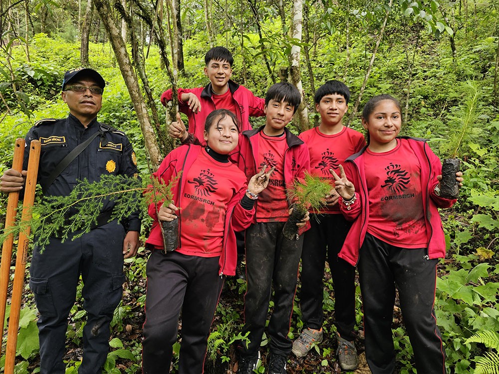 Estudiantes se unen al proceso de reforestación en zonas de recarga hídrica