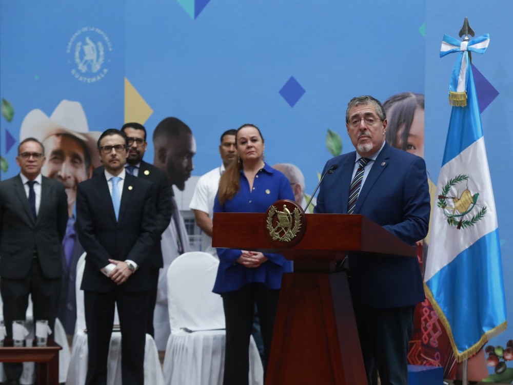 Gobierno anuncia aumento salarial a maestros y acciones en contra de abusos en el pacto colectivo