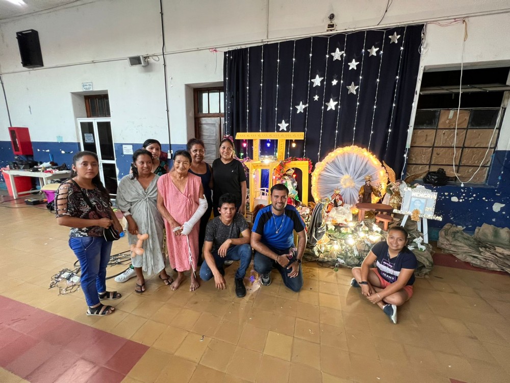 Grupo de jóvenes realiza nacimiento navideño en el Hospital de Mazatenango