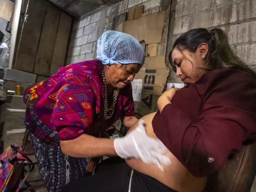 Guatemala conmemora el Día de la Dignificación Nacional de la Comadrona 
