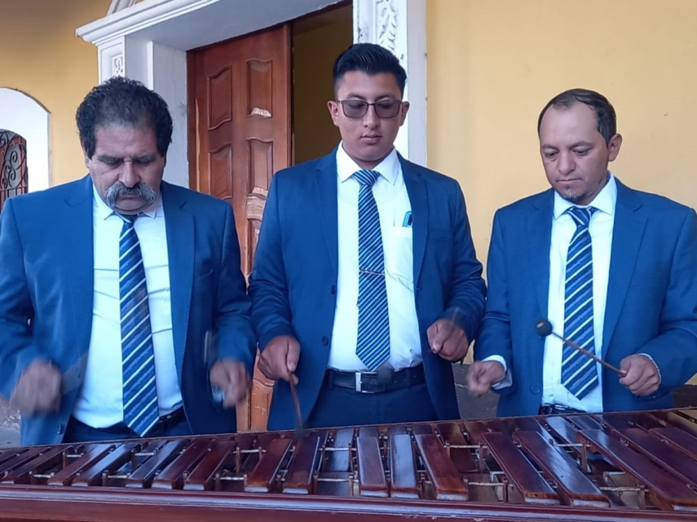 Hereda el amor por la marimba