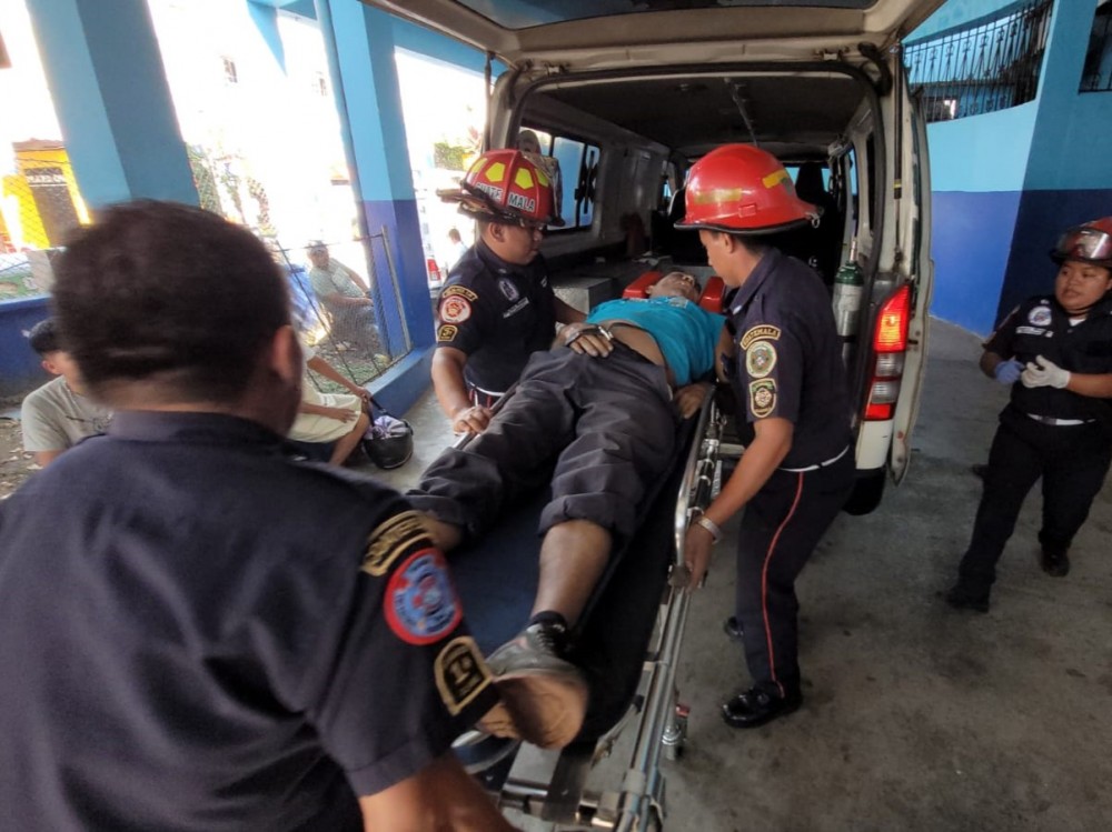 Hombre muere al quedar bajo las llantas de una camioneta
