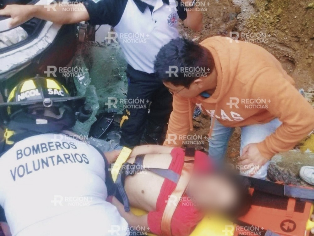 Hombres se salvan de morir luego de perder el control de su vehículo y caer a un barranco