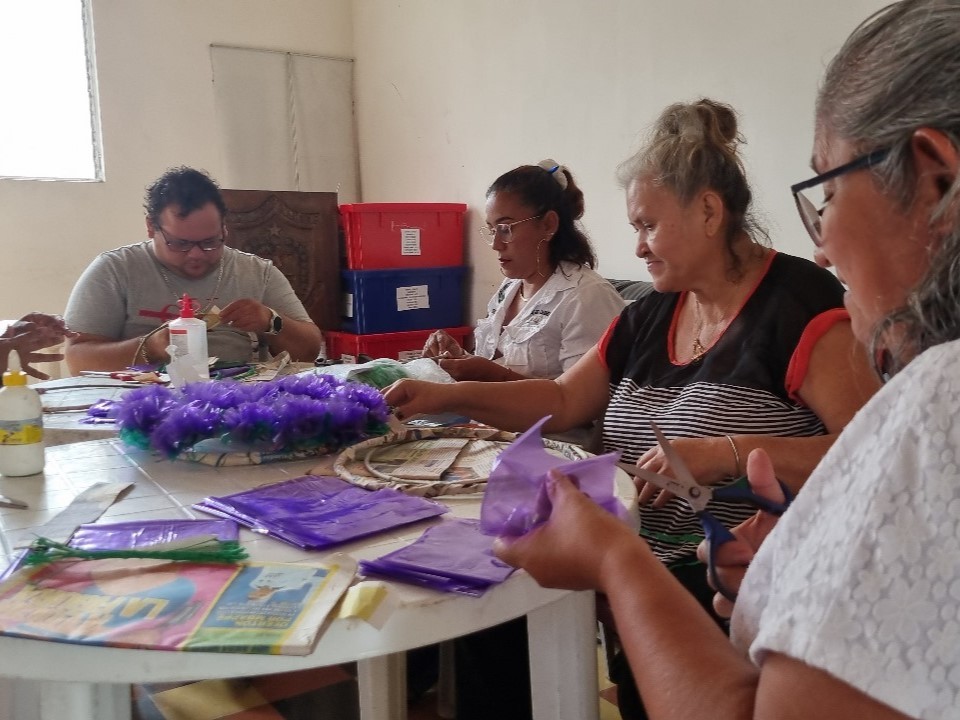 Imparten taller de elaboración de coronas en Mazatenango