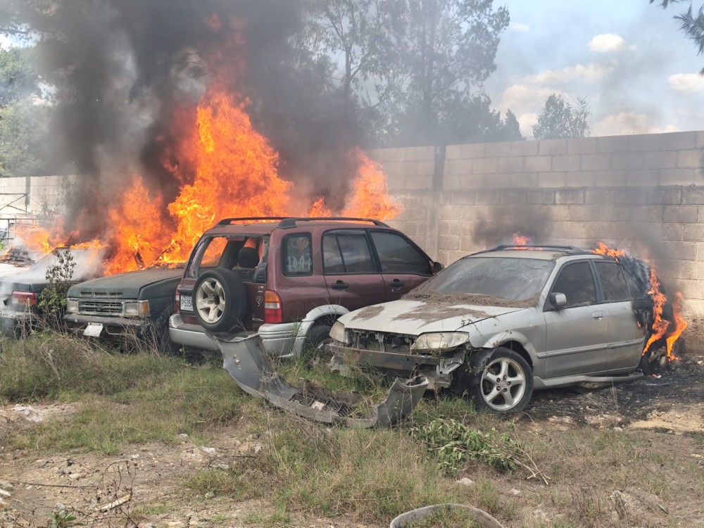 Investigan incendio en predio municipal que consumió siete vehículos en Huehuetenango
