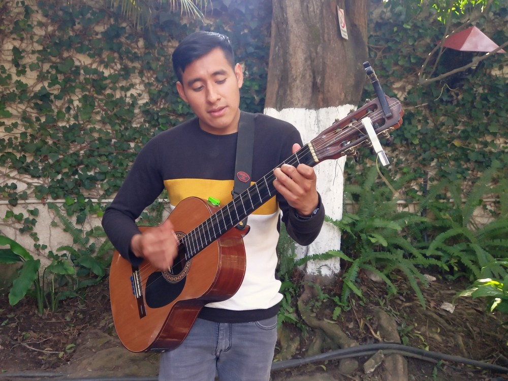 Joven huehueteco sueña con ser un músico reconocido