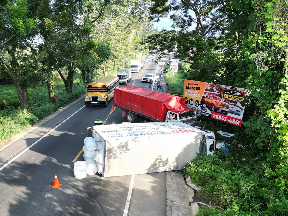 La excesiva velocidad y rebasar en carril contrario provocó  tragedia en Suchitepéquez