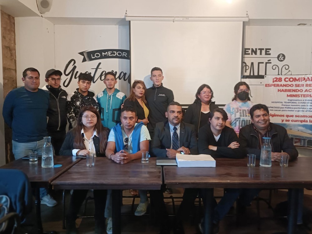 "Les entregamos nuestra vida",  el mensaje de extrabajadores del Hospital Temporal Covid-19 de Quetzaltenango que exigen ser reinstalados  
