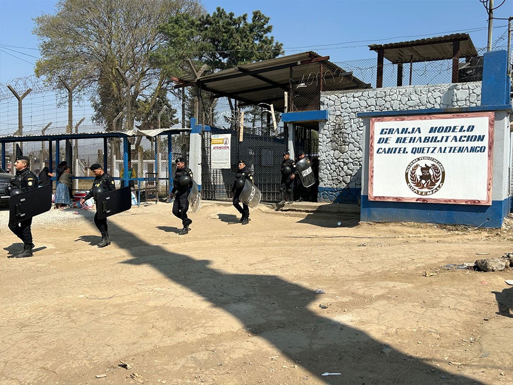 Localizan teléfonos, drogas y armas blancas en requisa de Granja Penal Cantel 